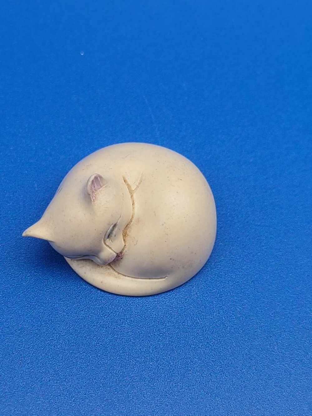 White Netsuke Style Miniature Sleeping Cat Unique 1.25" L .75" H - Picture 6 of 8